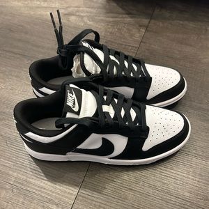 Nike dunk low retro. Panda dunks. NEVER WORN